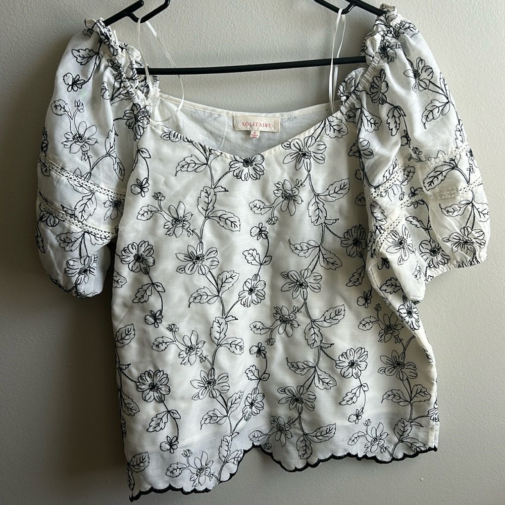 Solitaire Short Sleeve Floral Embroidered Blouse Women's Large Black and White